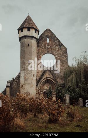 Vertikale Aufnahme einer alten zerstörten Kirche Stockfoto