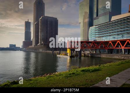 Rotterdam, Niederlande-21. November 2018: Kop van Zuid ist ein moderner Teil von Rotterdam am Südufer der neuen Maas Stockfoto