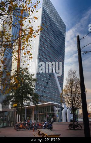 Rotterdam, Niederlande-21. November 2018: Kop van Zuid ist ein moderner Teil von Rotterdam am Südufer der neuen Maas Stockfoto