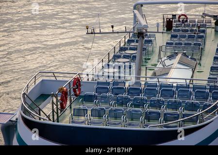 Kreuzfahrtschiff an der Anlegestelle wartet auf die Passagiere Stockfoto