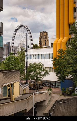 Rotterdam / Niederlande - 31. Mai 2019: Moderne architektonische Hochhäuser entlang des Flusses Nieuwe Maas im Hafen von Rotterdam Stockfoto