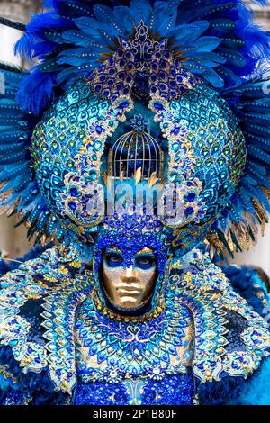 Fantastische Maske auf dem Venedig Karneval. Vogelkleid bedeckt mit Federn und blauen Edelsteinen. Verschiedene Blautöne. Stockfoto