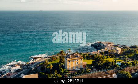 Panoramablick auf den Strand von Genua an einem wunderschönen Sommertag in Ligurien, Italien. Stockfoto