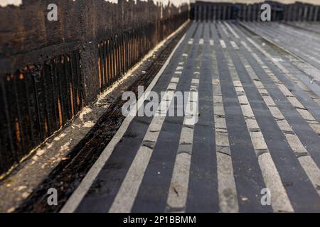 Dampfsperre mit Flamme auf neuem Flachdach gegen Kondensation verschweißt Stockfoto