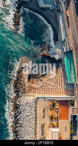 Panoramablick auf den Strand von Genua an einem wunderschönen Sommertag in Ligurien, Italien. Stockfoto