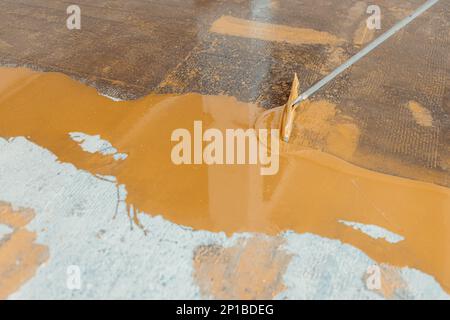 Bodenvorbereitung mit Kunststoffstützschicht für Anti-Rutsch-System Stockfoto