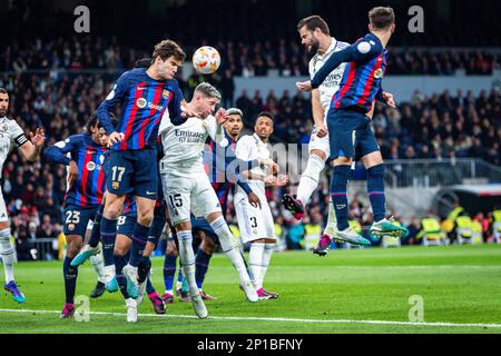 Madrid, Spanien. 02. März 2023. Marcos Alonso (Barcelona), Nacho (Real Madrid) und Federico Valverde (Real Madrid) in Aktion während des Fußballspiels zwischen Real Madrid und Barcelona, gültig für das Halbfinale des â&#x80;&#x9c;Copa del Reyâ&#x80;&#x9d; spanischer Pokal, gefeiert in Madrid, Spanien, im Bernabeu Stadion am Donnerstag, 02. März 2023. Kredit: Unabhängige Fotoagentur/Alamy Live News Stockfoto