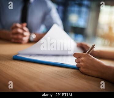 Achten Sie darauf, dass jedes Detail abgedeckt wird. Ein kurzer Schuss von einem Mann und einer Frau, die gemeinsam am Schreibtisch Schreibarbeiten machen. Stockfoto