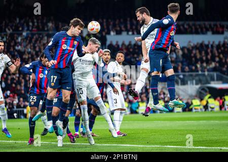 Madrid, Madrid, Spanien. 2. März 2023. Marcos Alonso (Barcelona), Nacho (Real Madrid) und Federico Valverde (Real Madrid) in Aktion während des Fußballspiels zwischen.Real Madrid und Barcelona gültig für das Halbfinale des spanischen Pokals „Copa del Rey“, der am Donnerstag, den 02. März 2023 im Bernabeu-Stadion in Madrid, Spanien, gefeiert wird (Bild: © Alberto Gardin/ZUMA Press Wire) NUR ZUR REDAKTIONELLEN VERWENDUNG! Nicht für den kommerziellen GEBRAUCH! Stockfoto