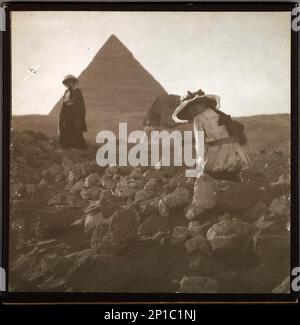 Mary und Kirsti Gallen-Kallela an der Pyramide von Chephren, Gizeh-Plateau, Ägypten Ende 1910. Stockfoto