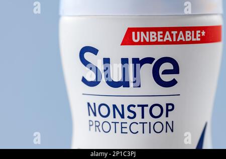 Nach London. GROSSBRITANNIEN - 03.01.2023. Nahaufnahme von Sure Deodorant Spray isoliert mit blauem Hintergrund. Stockfoto