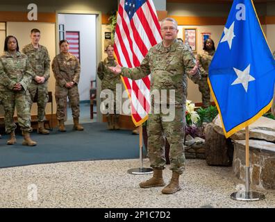 Kaplan (Generalmajor) Randall Kitchens, USA Air Force Chief of Chaplains, spricht während seines Besuchs bei Air Force Mortuary Affairs am Luftwaffenstützpunkt Dover, Delaware, 5. Januar 2023 zu Airmen und Zivilisten. Stockfoto