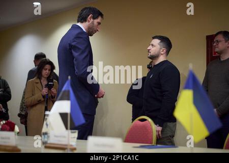 Lemberg, Ukraine. 03. März 2023. Der ukrainische Präsident Volodymyr Zelenskyy, rechts, spricht mit dem niederländischen Außenminister Wopke Hoekstra, links, während eines bilateralen Treffens am Rande der Konferenz "Vereinte Justiz" am 3. März 2023 in Lemberg, Ukraine. Kredit: Pool Photo/Pressestelle Des Ukrainischen Präsidenten/Alamy Live News Stockfoto