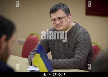 Lemberg, Ukraine. 03. März 2023. Der ukrainische Außenminister Dmytro Kuleba hört dem niederländischen Außenminister Wopke Hoekstra, Left, während eines bilateralen Treffens am Rande der Konferenz der Vereinten Nationen für Gerechtigkeit am 3. März 2023 in Lemberg, Ukraine, zu. Kredit: Pool Photo/Pressestelle Des Ukrainischen Präsidenten/Alamy Live News Stockfoto