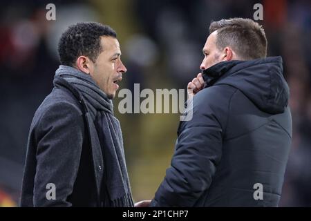 Liam RoSenior Manager von Hull City spricht mit seinem Assistenten Justin Walker während des Sky Bet Championship-Spiels Hull City vs West Bromwich Albion im MKM Stadium, Hull, Großbritannien, 3. März 2023 (Foto: Mark Cosgrove/News Images) Stockfoto