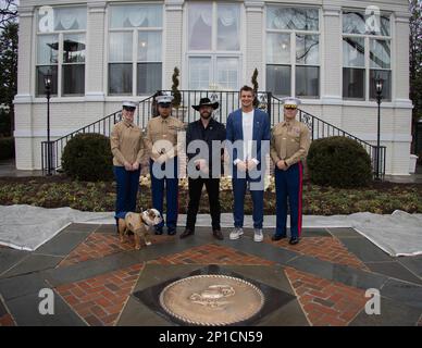 Marines mit Marine Baracke Washington begrüßen Robert Gronkowski, pensioniert für die Tampa Bay Buccaneers, und Donald "Cowboy" Cerrone, pensionierter amerikanischer Mixed Martial Artist, in den Baracken am 17. Januar 2023. Gronkowski und Cerroneway wurden vorgestellt und besichtigten die Baracken von Oberst Robert A. Sucher, dem kommandierenden Offizier der Marinebaracke Washington, und Sergeant Major Jesse E. Dorsey, Sergeant Major der Marinebaracke Washington. Stockfoto