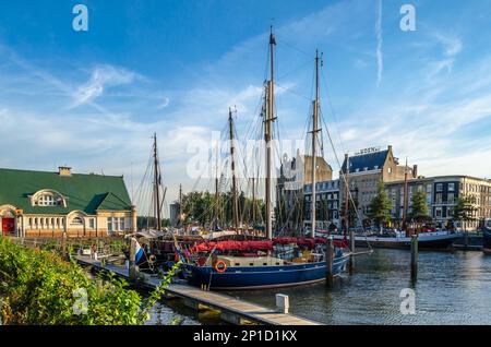 ROTTERDAM, NIEDERLANDE - 26. AUGUST 2013: Blick auf den Veerhaven, einen der vielen Häfen in Rotterdam, Niederlande Stockfoto