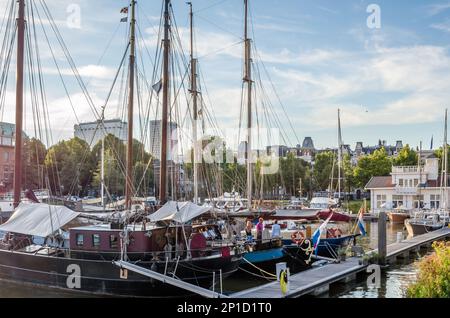 ROTTERDAM, NIEDERLANDE - 26. AUGUST 2013: Blick auf den Veerhaven, einen der vielen Häfen in Rotterdam, Niederlande Stockfoto