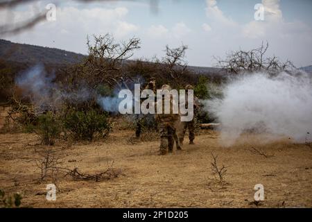 USA Armee-Fallschirmjäger, der Auserwählten Kompanie zugeteilt, 2. Bataillon, 503. Parachute-Infanterie-Regiment, 173. Brigade, feuert eine AT4-Panzerabwehrwaffe während der Übung Justified Accord 23 (JA23) in Isiolo, Kenia ab, 19. Februar 2023. JA23 ist in den USA Größte Übung des Kommandos Afrika in Ostafrika. Angeführt von U.S. Army Southern European Task Force, Africa (SETAF-AF), diese multinationale Übung bringt mehr als 20 Länder aus vier Kontinenten zusammen, um die Bereitschaft der Partner für Friedenssicherungsmissionen, Krisenreaktion und humanitäre Hilfe zu erhöhen. Stockfoto