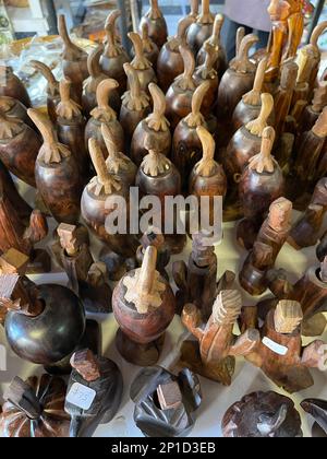 Handgeschnitzter Samenbrecher aus Holz zum Verkauf bei der Mercado Municipal in Hermosillo, Mexiko Stockfoto