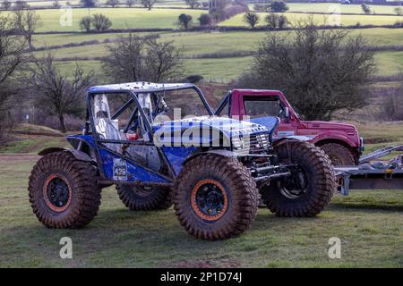 Februar 2023 – Spezialist „Rock Crawler“ Typ 4x4 mit Sitz in Blue Land Rover auf einem ADWC-Geländeversuch in Chewton Mendip in Somerset, Großbritannien. Stockfoto