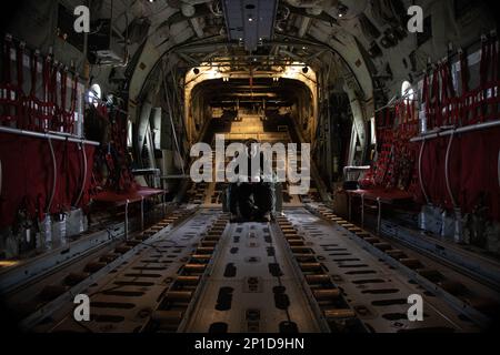 U.S. Marine Corps CPL. Tyler Bearden, ein Starrflügelflugzeug-Lademeister mit Marine Aerial Tanken Transportgeschwader 234, bereitet sich auf eine Luft-Luft-Tankübung vor, Marine Corps Basis Hawaii, 31. Januar 2023. Piloten und Besatzung führten die Übung durch, um sich mit den Tankmöglichkeiten des KC130J Hercules vertraut zu machen. Stockfoto