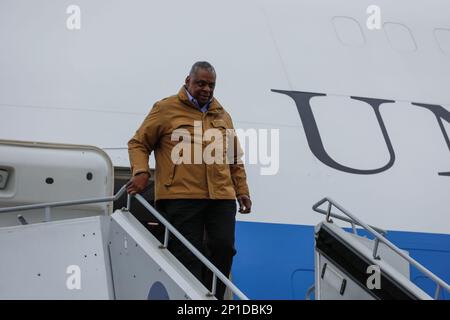 NÜRNBERG, Deutschland - USA Verteidigungsminister Lloyd J. Austin III, Ankunft am Flughafen Nürnberg, Deutschland, 17. Februar 2023. Austin reiste nach Deutschland, um lokale Führer zu besuchen und sich mit den USA zu treffen Alliierte und Partner-Nation-Service-Mitglieder. (USA Armeefoto von Sergeant Logan Ludwig) Stockfoto