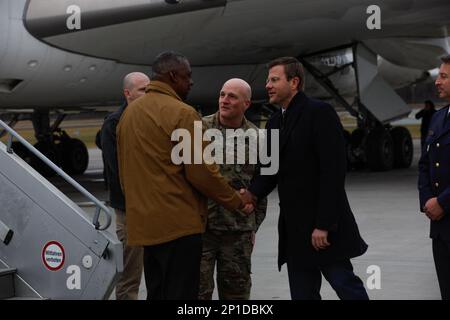 NÜRNBERG, Deutschland - USA Verteidigungsminister Lloyd J. Austin III. Trifft sich mit Brigadegeneral. Generalleutnant Joseph Hilbert, kommandierender General des 7. Armeeausbildungskommandos, und erteilt dem Oberbürgermeister von Nürnberg, Marcus König, am 17. Februar 2023 am Flughafen Nürnberg die Hand. Austin reiste nach Deutschland, um lokale Führer zu besuchen und sich mit den USA zu treffen Alliierte und Partner-Nation-Service-Mitglieder. (USA Armeefoto von Sergeant Logan Ludwig) Stockfoto