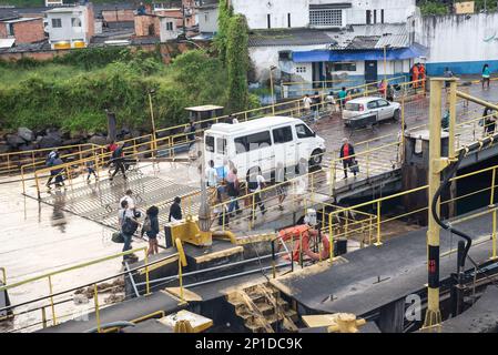 Salvador, Bahia, Brasilien - 09. September 2022: Passagiere, die aus der Fähre am Terminal in Salvador, Bahia aussteigen. Stockfoto