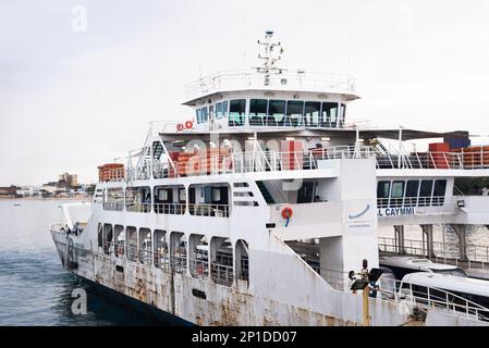 Salvador, Bahia, Brasilien - 09. September 2022: Fähre legt am Terminal an und wartet auf Passagiere. Stadt Salvador, Bahia. Stockfoto