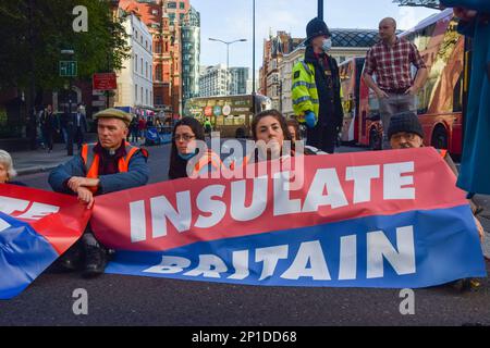 London, Großbritannien. 25. Oktober 2021. Die Aktivistin Amy Pritchard und andere isolierte britische Demonstranten klebten sich an die Straße und blockierten die Wormwood Street und Bishopsgate, in der Nähe der Liverpool Street Station. Stockfoto