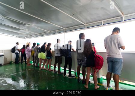 Salvador, Bahia, Brasilien - 09. September 2022: Passagiere im Fährboot genießen die Meereslandschaft von Salvador, Bahia. Stockfoto