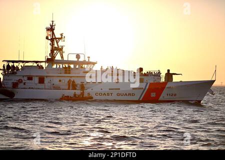 Haitianische Migranten werden von einem kleinen Boot der Küstenwache nach Coast Guard Cutter Manowar vor Floridas Küste am 28. Februar 2023 gebracht. Die Menschen wurden am 3. März 2023 nach Haiti zurückgeführt. (USA Foto der Küstenwache von Chief Petty Officer Brodie MacDonald) Stockfoto