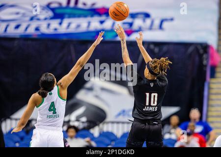 Greensboro, NC, USA. 3. März 2023. NC State Wolfpack Guard Aziaha James (10) schießt während des Viertelfinals des Women's ACC Tournament im Greensboro Coliseum in Greensboro, NC, über Notre Dame, der die irische Garde Cassandre Prosper (4) bekämpft. (Scott Kinser/Cal Sport Media). Kredit: csm/Alamy Live News Stockfoto