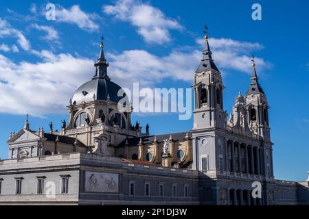 Die Kirche Santa María la Real de la Almudena, Madrid, Spanien. Stockfoto