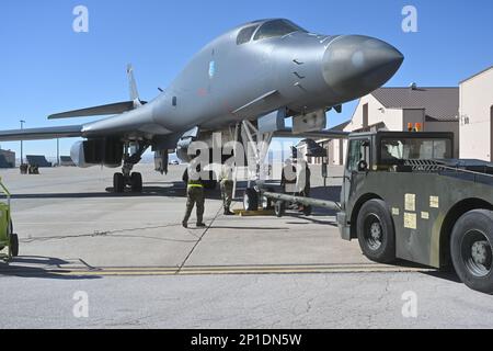 EIN US-AMERIKANISCHER Air Force B-1B Lancer, dem 34. Expeditionsgeschwader zugeteilt, kehrt nach Unterstützung einer Bomber-Task-Force-Mission am 2. März 2023 zum Luftwaffenstützpunkt Ellsworth, South Dakota, zurück. BTF-Missionen verbessern die Bereitschaft, gemeinsame und multilaterale Missionen einzubeziehen, auf potenzielle Krisen oder Herausforderungen im Indopazifik zu reagieren. (USA Air Force Foto von Staff Sgt. Jake Jacobsen) Stockfoto