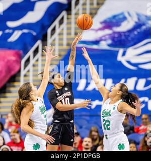 Greensboro, NC, USA. 3. März 2023. NC State Wolfpack Guard Aziaha James (10) schießt auf Notre Dame gegen den irischen Stürmer Kylee Watson (22) während des Viertelfinals des Women's ACC Tournament am Greensboro Coliseum in Greensboro, NC. (Scott Kinser/Cal Sport Media). Kredit: csm/Alamy Live News Stockfoto