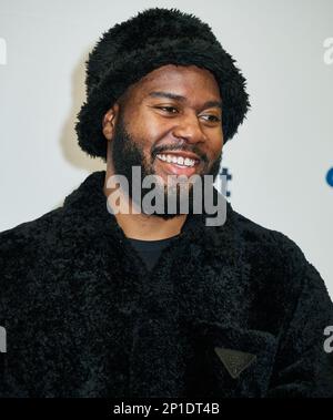 PHILADELPHIA, Pennsylvania, USA - 12. DEZEMBER 2022: Khalid posiert auf dem iHeartRadio Jingle Ball im Q102 im Wells Fargo Center. Stockfoto