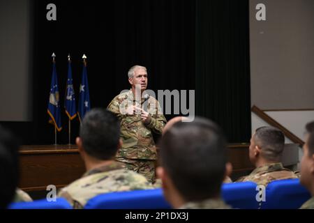 Generalmajor Joel Jackson, Befehlshaber des Luftwaffenbezirks Washington, spricht mit 316. Wing-Mitgliedern während eines Sammelgesprächs bei Joint Base Andrews, Md., 24. Januar 2023. Jackson beantwortete Fragen aus dem Publikum und sprach bei der Sammelaktion über die Bedeutung von Teamarbeit und psychischer Gesundheit. Stockfoto