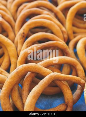 Traditionelles griechisches Sesambrot Ringe Snack Gebäck, Koulouri Thessalonikis mit verschiedenen Geschmacksrichtungen zum Verkauf in einem lokalen Bäckereikiosk in Athen, GRE Stockfoto