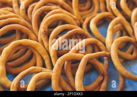 Traditionelles griechisches Sesambrot Ringe Snack Gebäck, Koulouri Thessalonikis mit verschiedenen Geschmacksrichtungen zum Verkauf in einem lokalen Bäckereikiosk in Athen, GRE Stockfoto