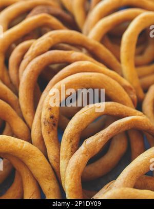 Traditionelles griechisches Sesambrot Ringe Snack Gebäck, Koulouri Thessalonikis mit verschiedenen Geschmacksrichtungen zum Verkauf in einem lokalen Bäckereikiosk in Athen, GRE Stockfoto