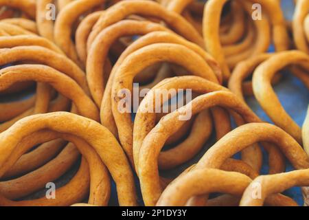 Traditionelles griechisches Sesambrot Ringe Snack Gebäck, Koulouri Thessalonikis mit verschiedenen Geschmacksrichtungen zum Verkauf in einem lokalen Bäckereikiosk in Athen, GRE Stockfoto