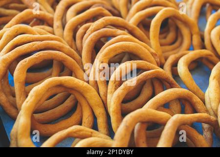 Traditionelles griechisches Sesambrot Ringe Snack Gebäck, Koulouri Thessalonikis mit verschiedenen Geschmacksrichtungen zum Verkauf in einem lokalen Bäckereikiosk in Athen, GRE Stockfoto