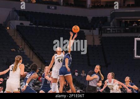 Minneapolis, Minnesota, USA. 2. März 2023. Tipp: Penn State gegen Michigan am Donnerstag, den 2. März beim Big Ten Women's Basketball Tournament 2023 in Minneapolis, Minnesota. Michigan gewann 63:61. (Kreditbild: © Steven Garcia/ZUMA Press Wire) NUR REDAKTIONELLE VERWENDUNG! Nicht für den kommerziellen GEBRAUCH! Stockfoto