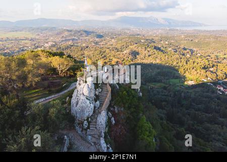 Blick auf die Aussichtsplattform Kaiser's Throne, Dorf Pelekas, Insel Korfu, Griechenland, Kaiser William II Gipfel Aussichtsplattform Panoramablick im Sommer Stockfoto