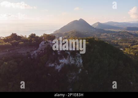 Blick auf die Aussichtsplattform Kaiser's Throne, Dorf Pelekas, Insel Korfu, Griechenland, Kaiser William II Gipfel Aussichtsplattform Panoramablick im Sommer Stockfoto