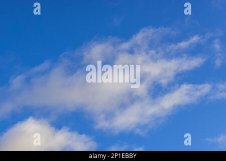 Wunderschöner Blick auf weiße Wolken auf blauem Himmel. Stockfoto