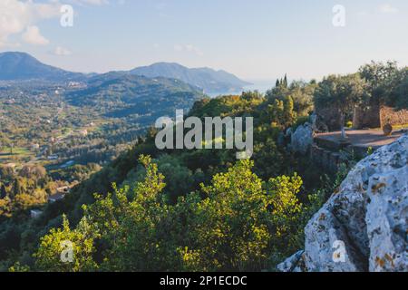 Blick auf die Aussichtsplattform Kaiser's Throne, Dorf Pelekas, Insel Korfu, Griechenland, Kaiser William II Gipfel Aussichtsplattform Panoramablick im Sommer Stockfoto