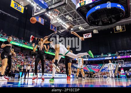 Greensboro, NC, USA. 3. März 2023. NC State Wolfpack Wachmann Aziaha James (10) kämpft gegen Notre Dame gegen den irischen Stürmer Kylee Watson (22) während des Viertelfinals des Women's ACC Tournament am Greensboro Coliseum in Greensboro, NC. (Scott Kinser/Cal Sport Media). Kredit: csm/Alamy Live News Stockfoto